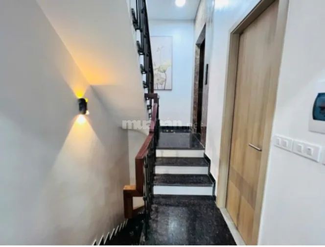 Cho thuê nhà 6 tầng, có thang máy, DT 34 m2x6 tầng, phố Trích Sài