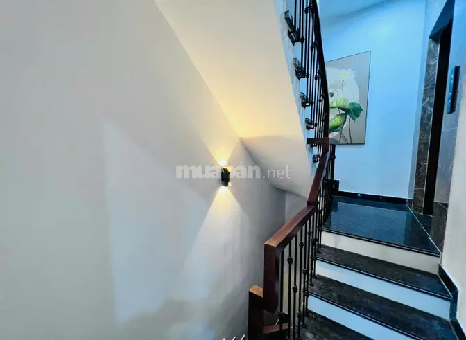 Cho thuê nhà 6 tầng, có thang máy, DT 34 m2x6 tầng, phố Trích Sài