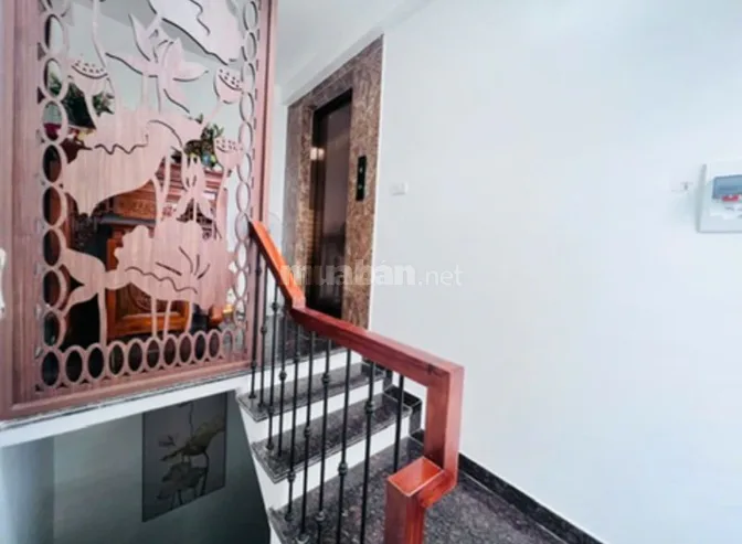Cho thuê nhà 6 tầng, có thang máy, DT 34 m2x6 tầng, phố Trích Sài