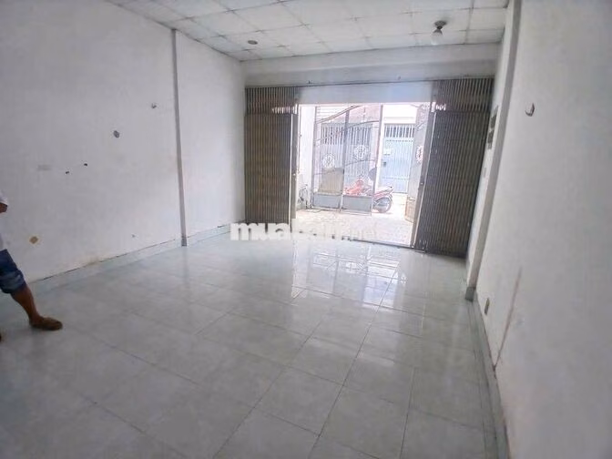 NHÀ 4X20M 2PN ĐANG SƠN SỮA LẠI MỚI