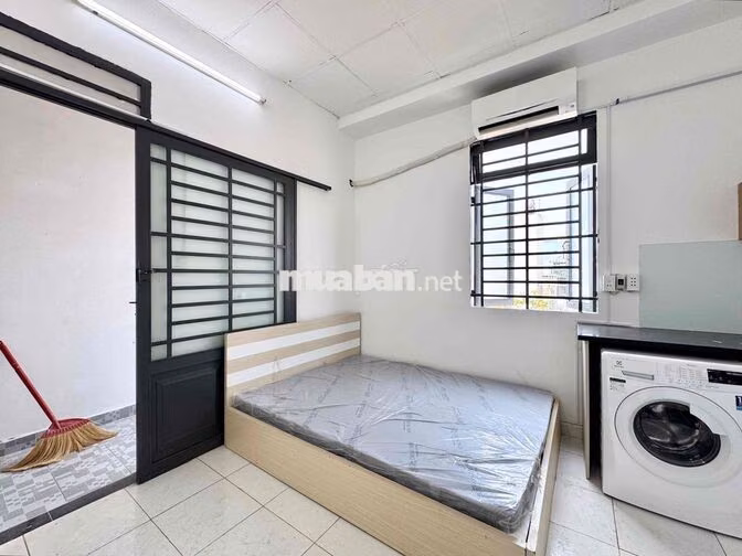 CHO THUÊ STUDIO BANCONG NGAY VÒNG XOAY DÂN CHỦ - ĐẠI HỌC KINH TẾ CSB