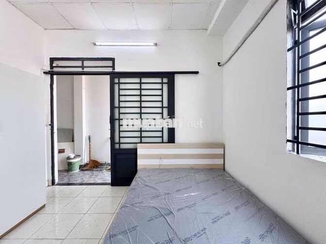 CHO THUÊ STUDIO BANCONG NGAY VÒNG XOAY DÂN CHỦ - ĐẠI HỌC KINH TẾ CSB