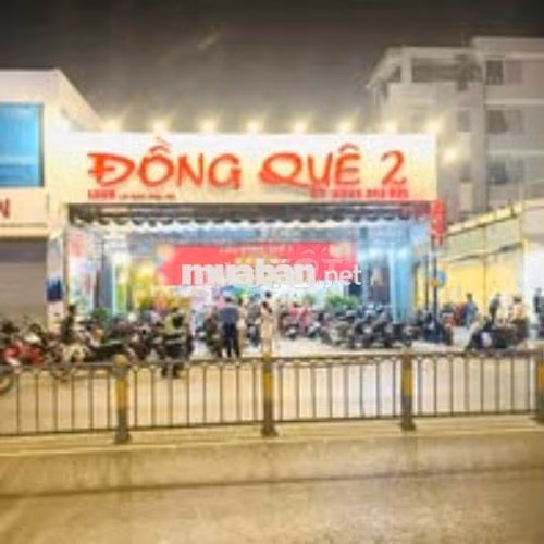 NHÂN VIÊN PHỤC VỤ QUÁN ĂN 