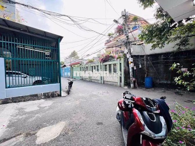 NHANH MỚI KỊP 🚘 BÁN NHÀ Ô TÔ 7 CHỔ ĐẬU CỬA ,2 TẦNG,TẶNG NỘI THẤT