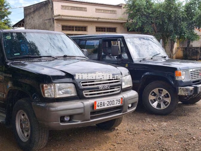 Isuzu Trooper 7 chỗ Số sàn Đen
