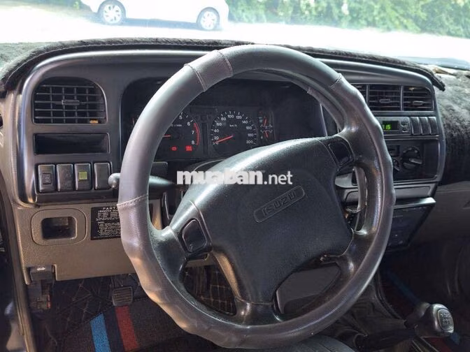 Isuzu Trooper 7 chỗ Số sàn Đen
