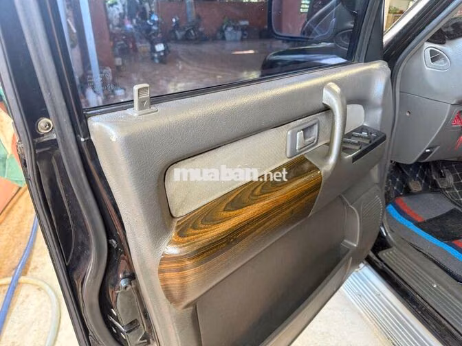 Isuzu Trooper 7 chỗ Số sàn Đen