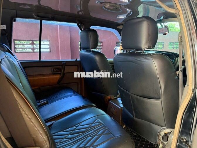 Isuzu Trooper 7 chỗ Số sàn Đen