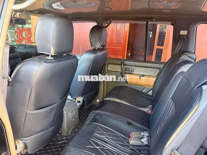Isuzu Trooper 7 chỗ Số sàn Đen