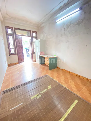 Cho thuê nhà mặt ngõ phố Lĩnh Nam, ngõ oto tránh, kinh doanh, 60m2.