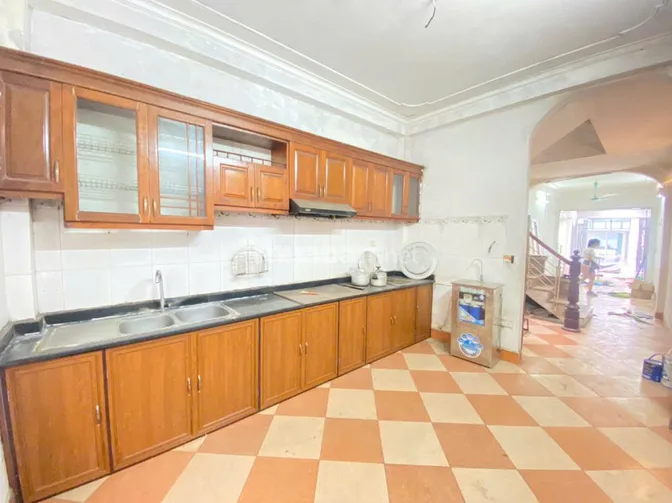 Cho thuê nhà mặt ngõ phố Lĩnh Nam, ngõ oto tránh, kinh doanh, 60m2.
