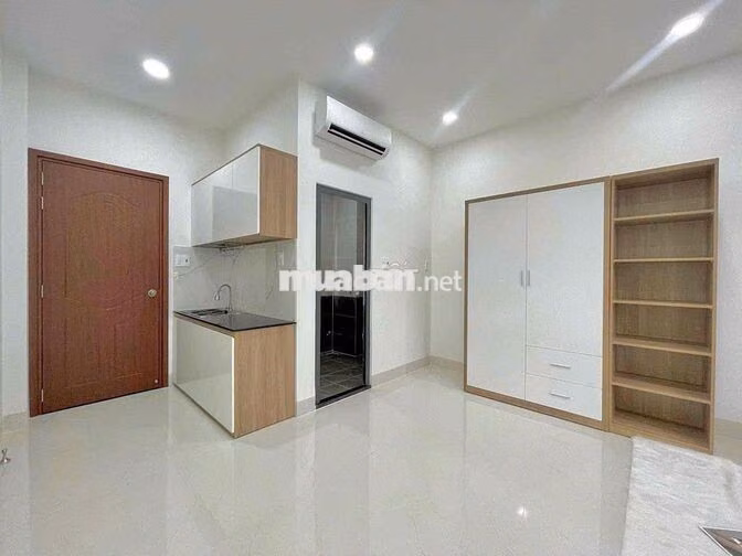 Ban công đường Hoàng Văn Thụ Full nội thất.giáp sân bay.