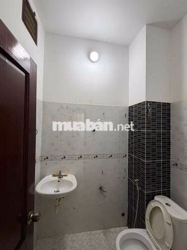 NHÀ 3 TẦNG CÓ SÂN THƯỢNG GIÁP QUẬN 4 ĐOÁN ĐẦU CẦU THỦ THÊM