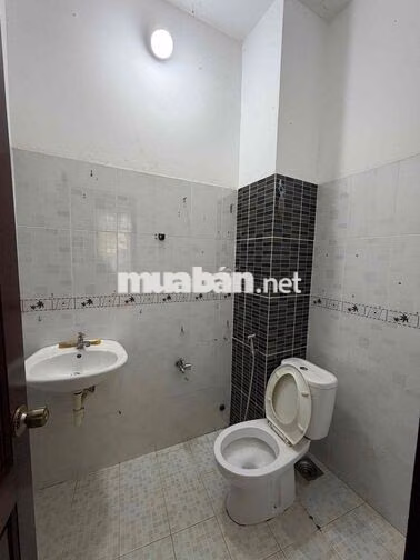 NHÀ 3 TẦNG CÓ SÂN THƯỢNG GIÁP QUẬN 4 ĐOÁN ĐẦU CẦU THỦ THÊM