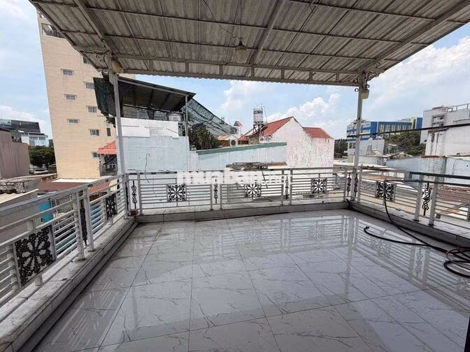 NHÀ 3 TẦNG CÓ SÂN THƯỢNG GIÁP QUẬN 4 ĐOÁN ĐẦU CẦU THỦ THÊM