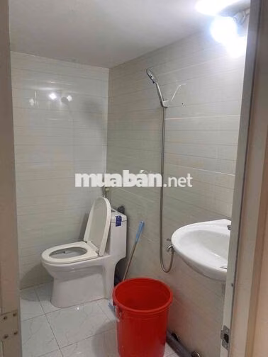 phòng đủ tiện nghi có bảo vệ, hồ bơi bình quới