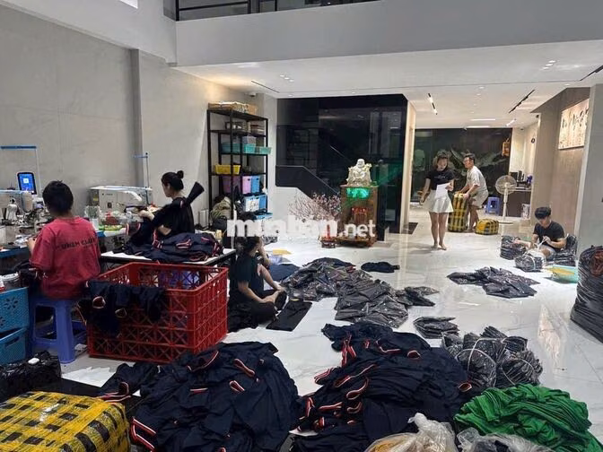 [BAO ĂN Ở, KO CẦN KN] 3 NHÂN VIÊN GẤP QUẦN ÁO GÒ V