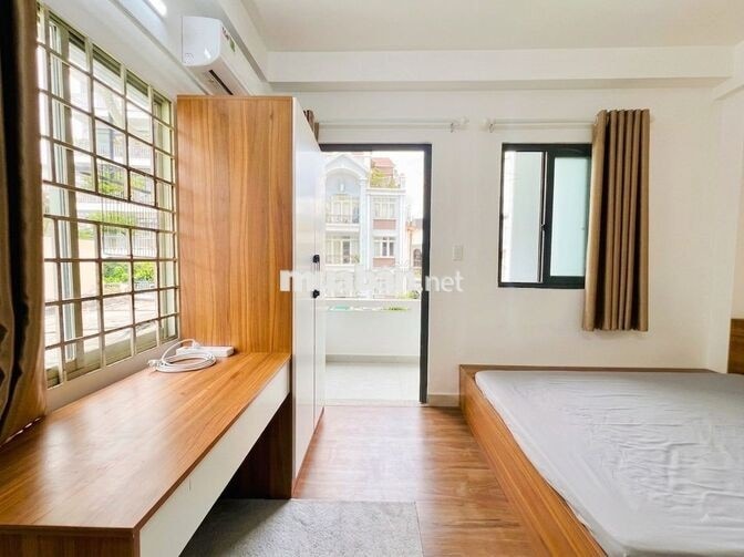 Phòng ban công mới-Máy giặt riêng-Nhà mặt tiền-Gần đại học Văn Lang