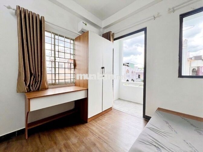 Phòng ban công mới-Máy giặt riêng-Nhà mặt tiền-Gần đại học Văn Lang