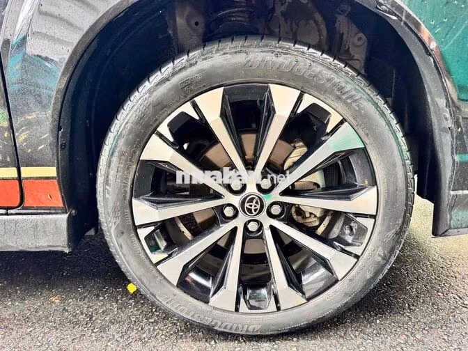 Toyota Veloz Cross CVT Top 2022 Đen 25.000 km zin