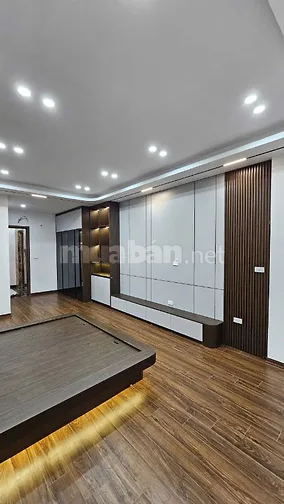 Bán nhà phố Hào Nam 42m2, có thang máy, xây 5 tầng, ở luôn
