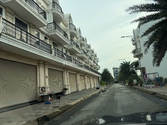 Bán nhà Quận 9 1 trệt 3 lầu cạnh vinhome