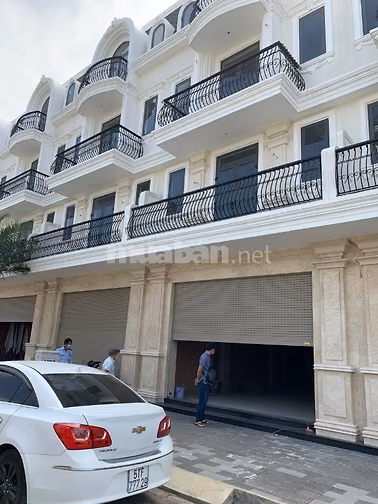 Bán nhà Quận 9 1 trệt 3 lầu cạnh vinhome