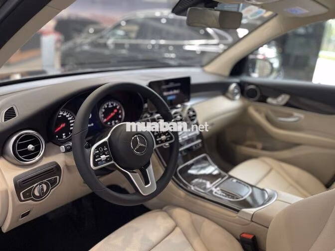Cần bán GLC 200 4Matic - Màu đỏ (Chính chủ)