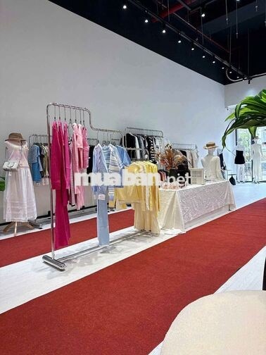 Tuyển NV shop Quần áo Quận 2