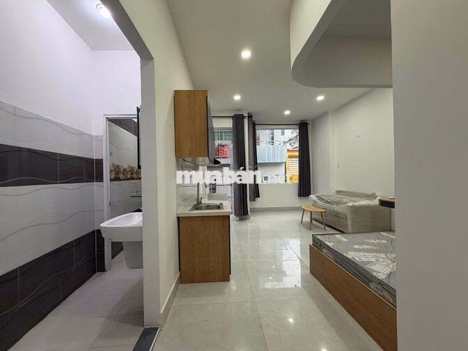 CHO THUÊ CĂN HỘ BAN CÔNG FULL NỘI THẤT GIÁ RẺ GẦN ISB UEH QUẬN 1