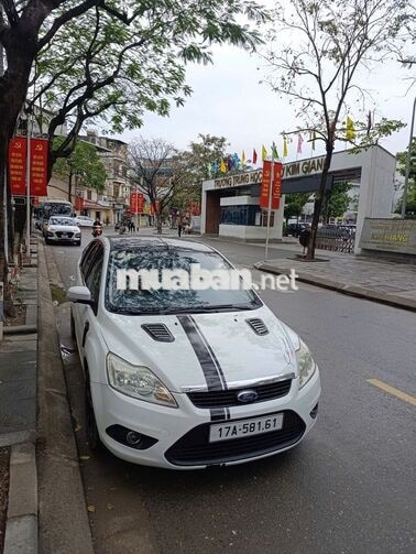 Ford Focus 2010 Trắng 5 chỗ