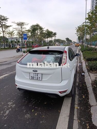 Ford Focus 2010 Trắng 5 chỗ