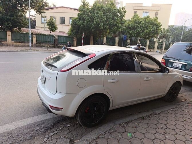 Ford Focus 2010 Trắng 5 chỗ