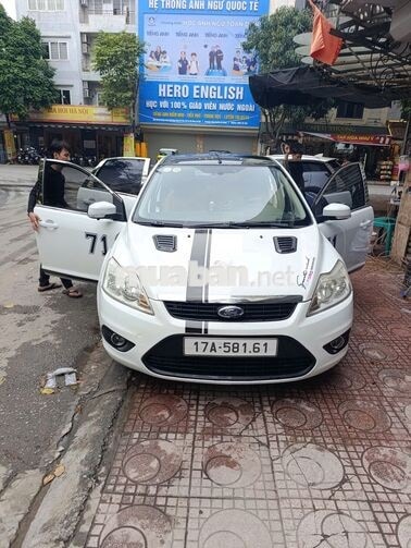 Ford Focus 2010 Trắng 5 chỗ