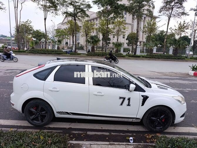 Ford Focus 2010 Trắng 5 chỗ
