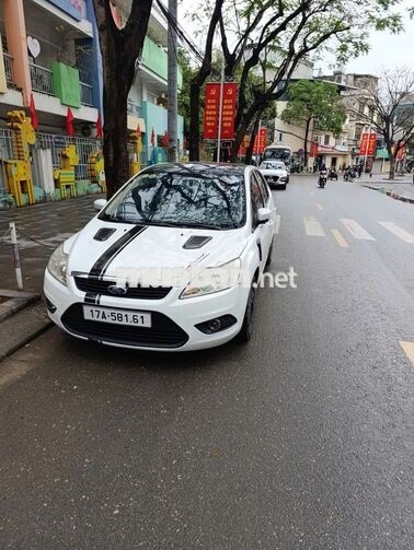 Ford Focus 2010 Trắng 5 chỗ