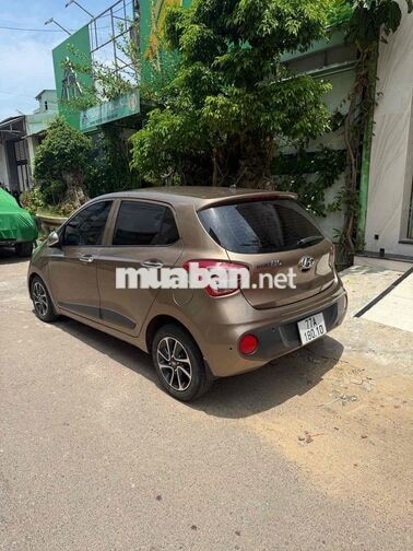 Hyundai Grand i10 Nâu Tự động 5 chỗ