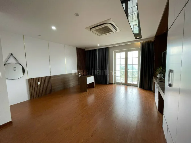 Cho thuê nhà mặt Phố Trần Quốc Hoàn mặt tiền 8m rộng 100m2 nhà 4 tầng 