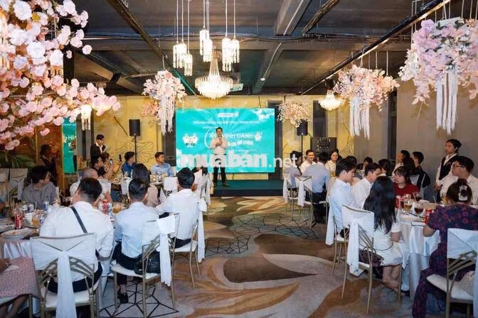 Nhân Viên Tư Vấn hoàn tất hồ sơ Vay