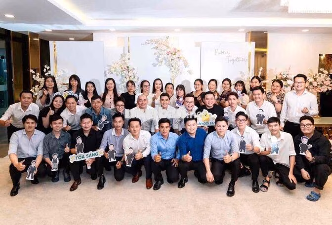 Nhân Viên Tư Vấn hoàn tất hồ sơ Vay