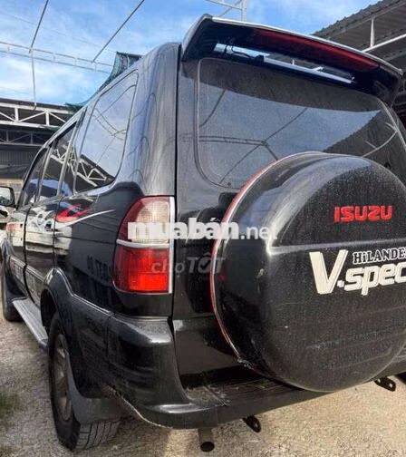 Isuzu Hi-Lander V-spec 8 chỗ màu Đen