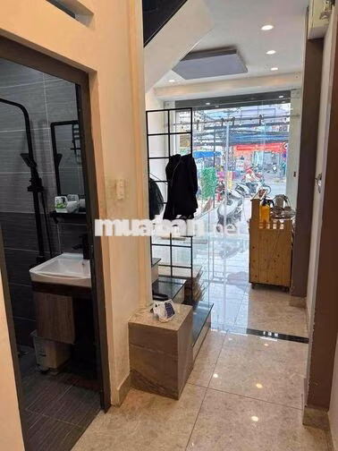 Cho thuê mặt bằng CMT8  mặt tiền đường đông đúc