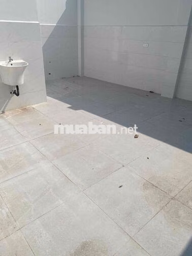 CHO THUÊ KHO 230m2 13tr tl - NỀN GẠCH MEN - TRẦN CAO THOÁNG SÂN RÔNG