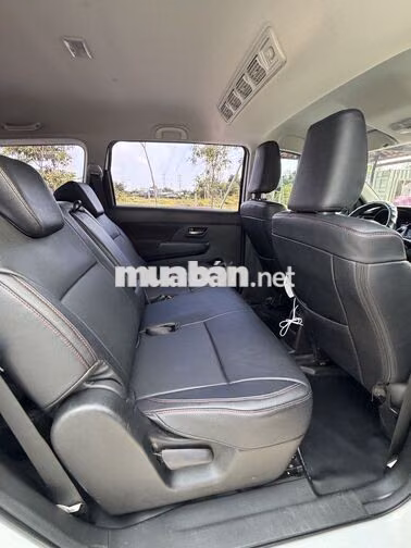 Suzuki Ertiga Hybrid Trắng 7 chỗ