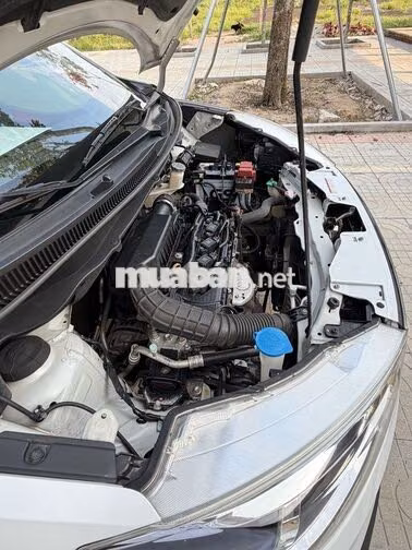 Suzuki Ertiga Hybrid Trắng 7 chỗ