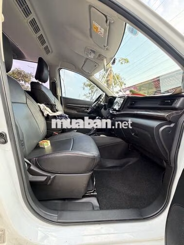 Suzuki Ertiga Hybrid Trắng 7 chỗ