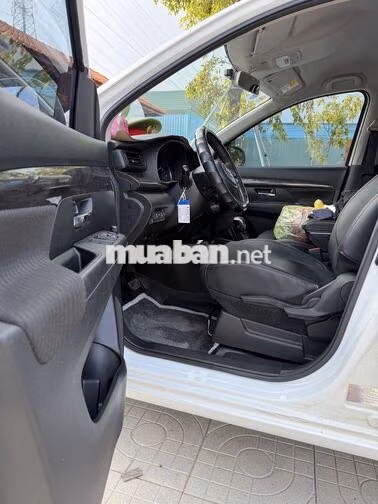 Suzuki Ertiga Hybrid Trắng 7 chỗ