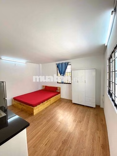Phòng cửa sổ thoáng, có kệ bếp gần The Manor