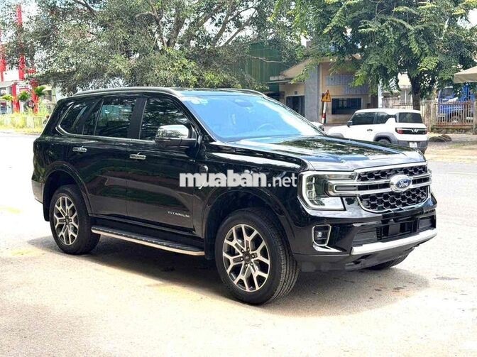 Ford Everest Titanium 1 Cầu 2024 Đen 15.000 Km