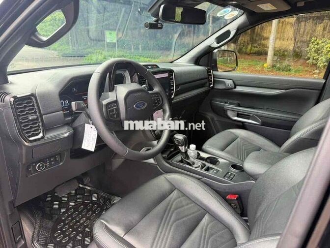 Ford Everest Titanium 1 Cầu 2024 Đen 15.000 Km